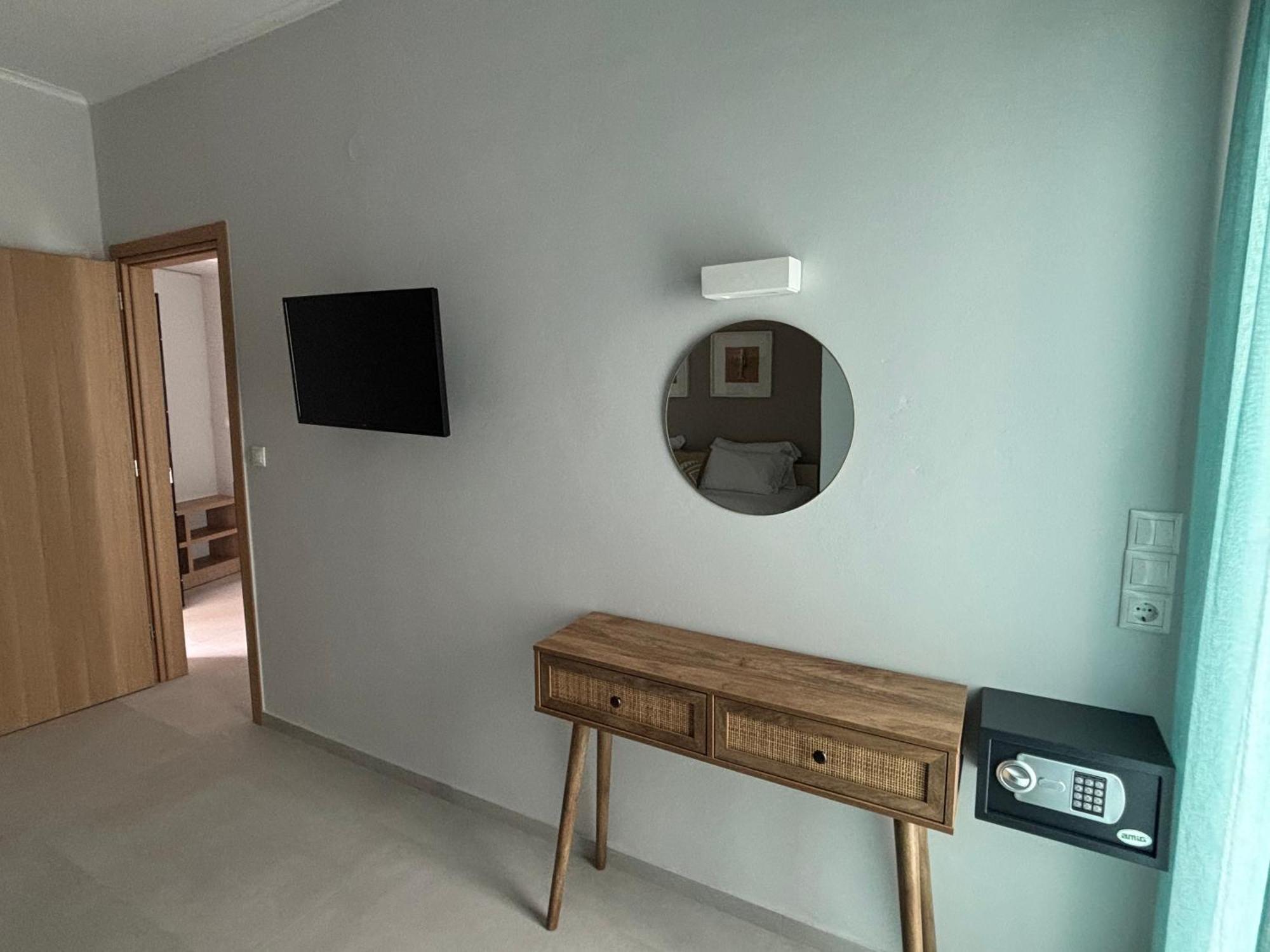 Ninemia Beach Hotel & Suites Agia Marina Buitenkant foto